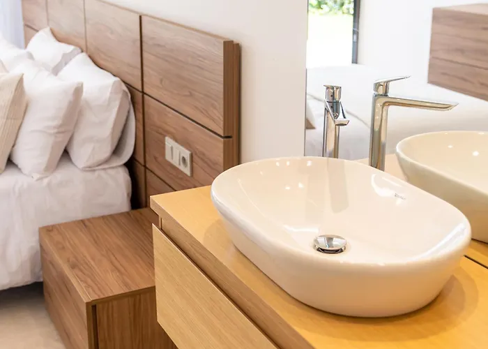 Eden Retreat Luxury 2br With Private Pool Apartment *